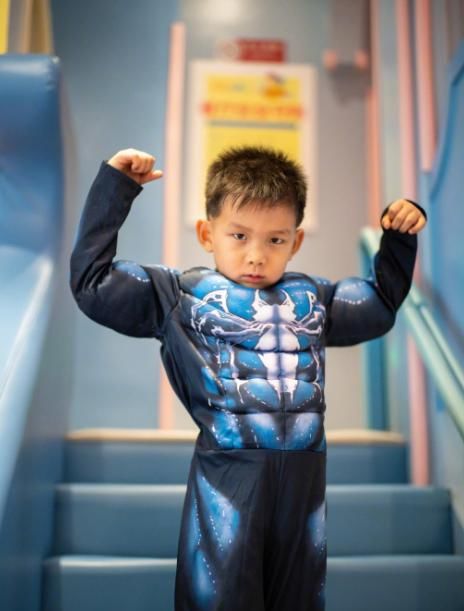 何洁罕晒家庭亲子时光 刁磊陪伴三娃温馨互动，宝妹身高瞩目成长飞速